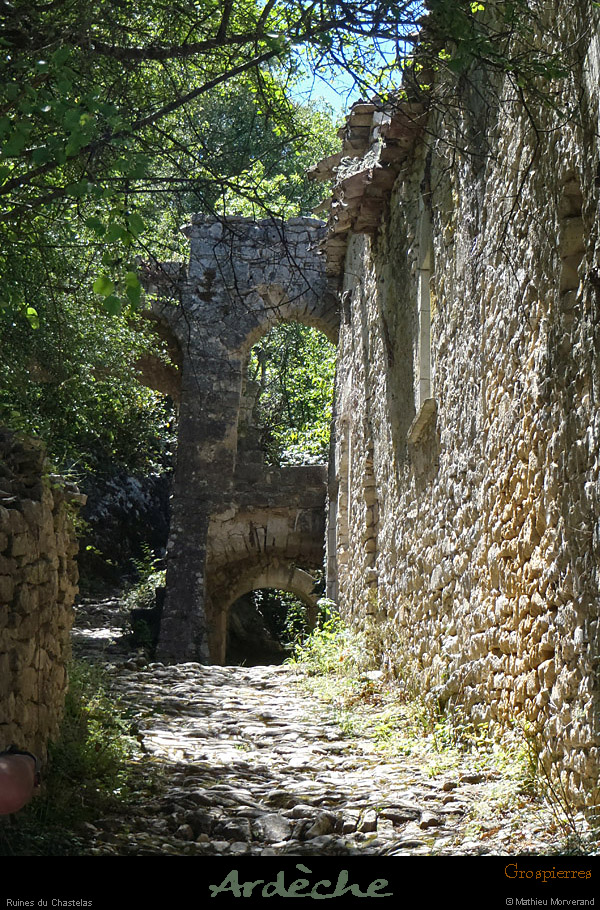 20120622_grospierres_ruinesvillagechastelas02